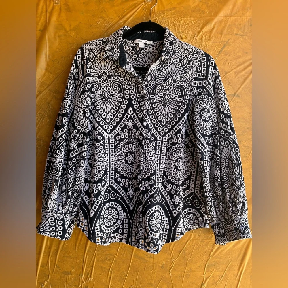 Chico's Eyelet Billow Button Down Long Sleeve Shirt
Size 8 - Picture 4 of 10